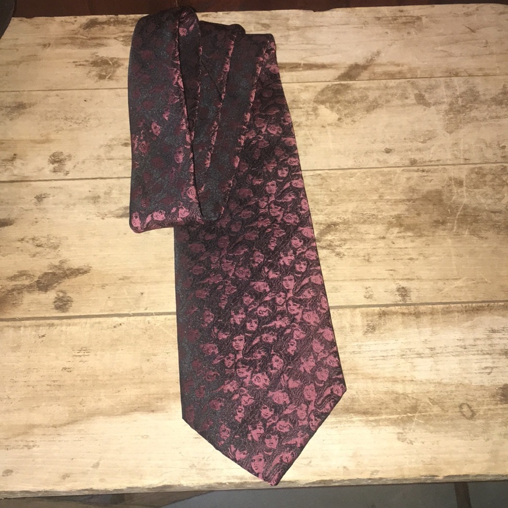 Faces tie